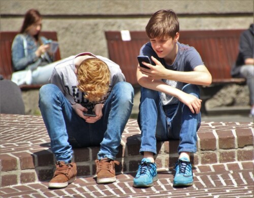 teenagers using celphones